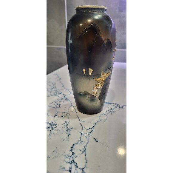 Black and Gold Vase With Asain Motif - Picture 11 of 13